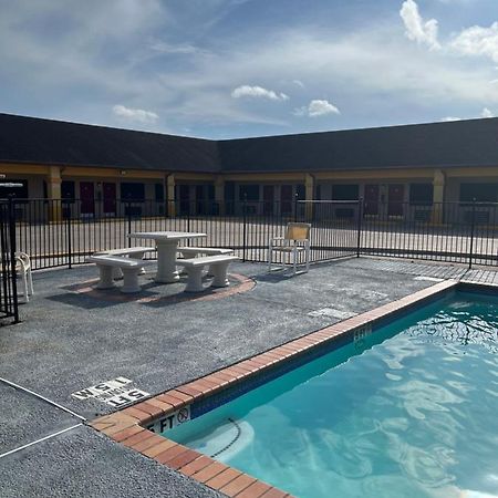 Los Fresnos Inn And Suites Exterior photo