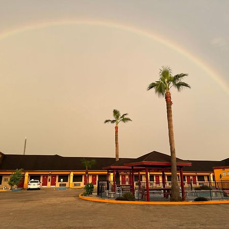 Los Fresnos Inn And Suites Exterior photo