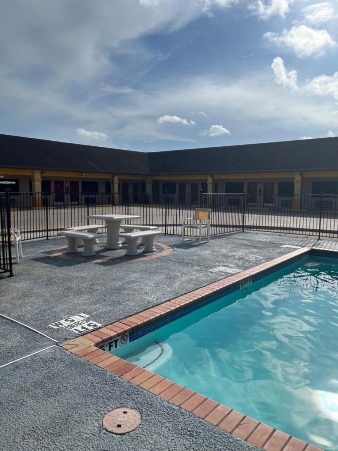 Los Fresnos Inn And Suites Exterior photo