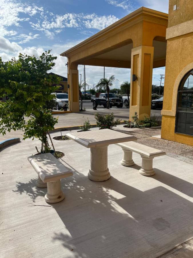 Los Fresnos Inn And Suites Exterior photo