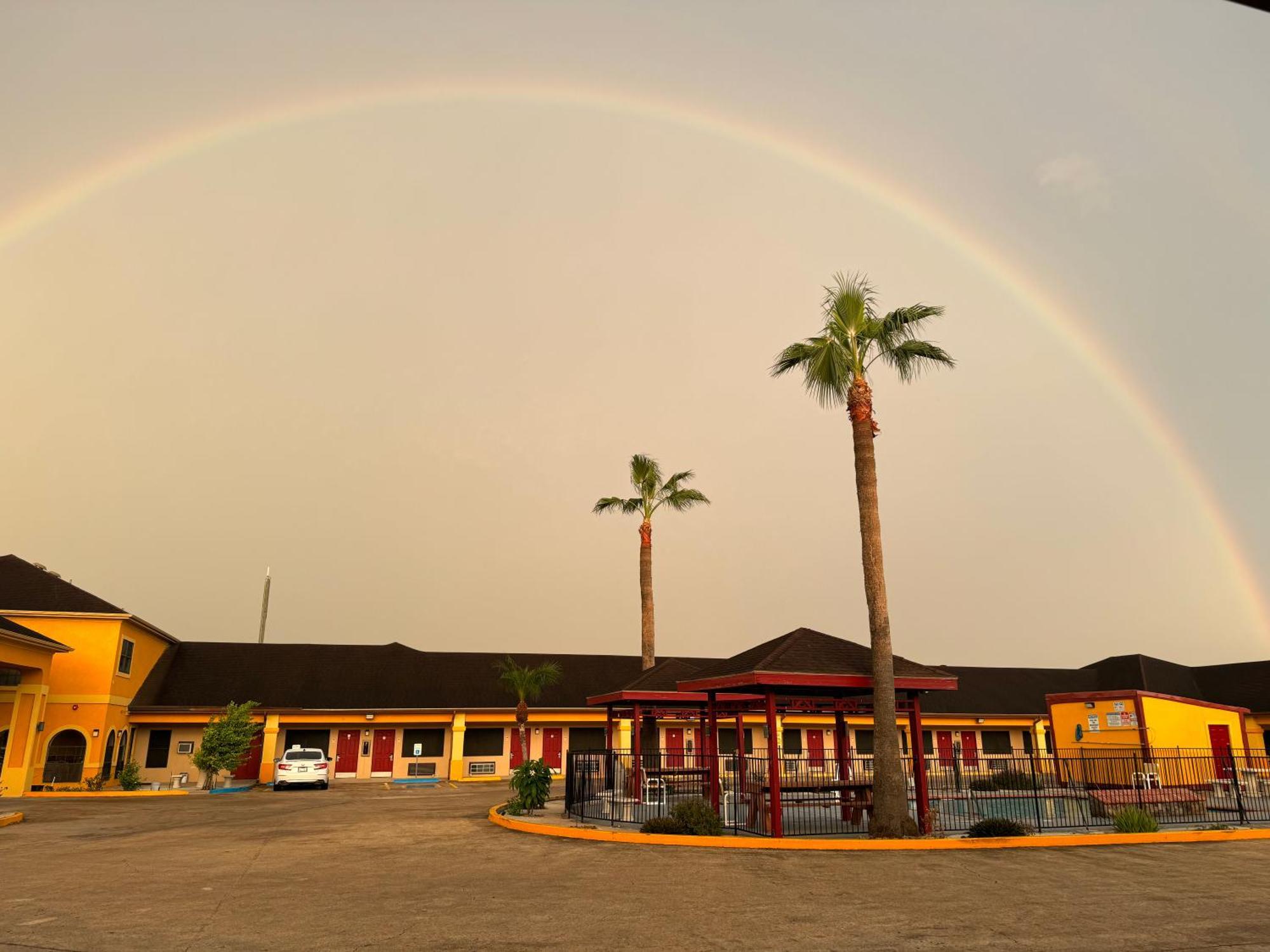 Los Fresnos Inn And Suites Exterior photo