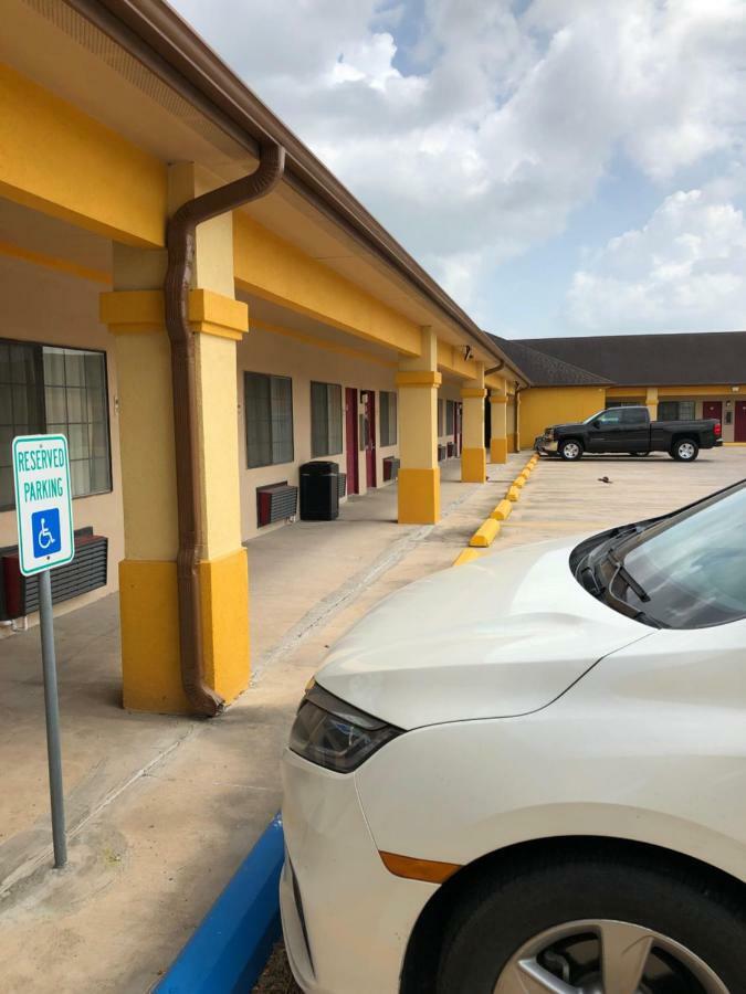 Los Fresnos Inn And Suites Exterior photo