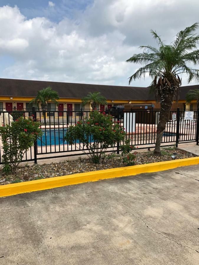 Los Fresnos Inn And Suites Exterior photo