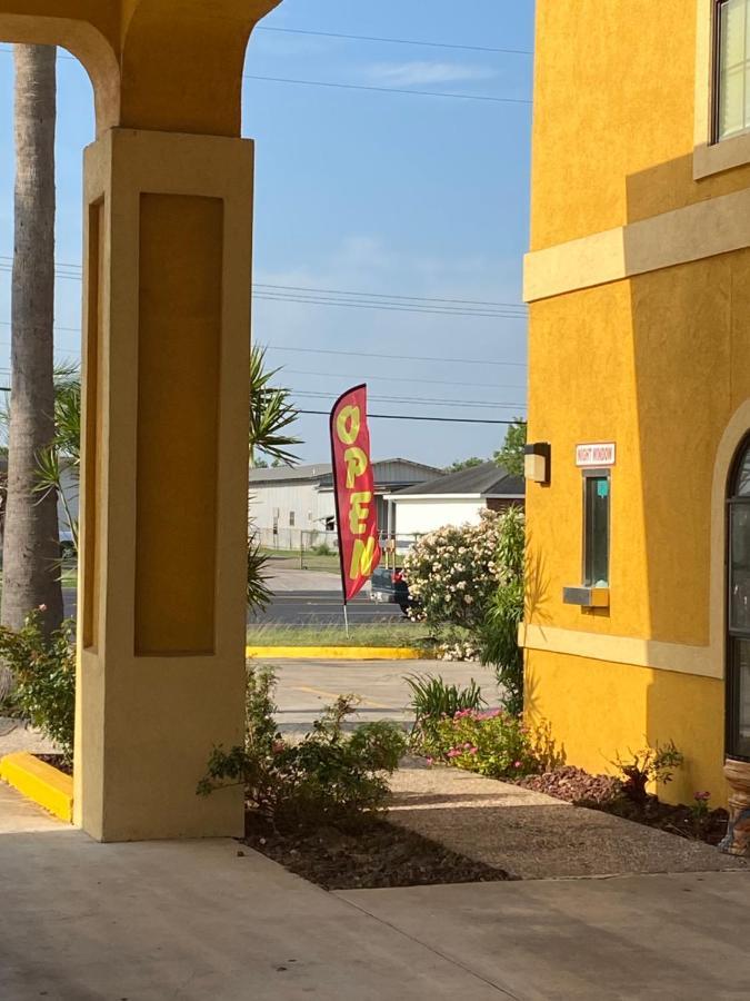 Los Fresnos Inn And Suites Exterior photo